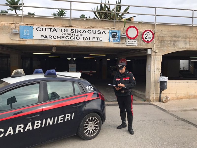 Aggrediscono un senzatetto, passanti allertano i carabinieri: è caccia agli aggressori