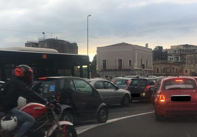 Catania, lunghe code tra Tondo Gioeni e Ognina: pioggia, un tamponamento e olio in circonvallazione