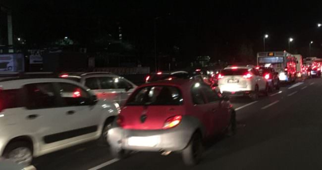 Catania paralizzata nel traffico. Auto incolonnate, ambulanza e municipale ferme. Ecco cosa sta accadendo
