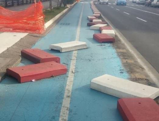 Catania, vandali in azione al lungomare di Ognina: nel mirino la pista ciclabile