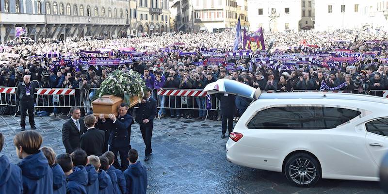 Oggi l’ultimo saluto a Davide Astori: tristezza e commozione nella Basilica di Santa Croce