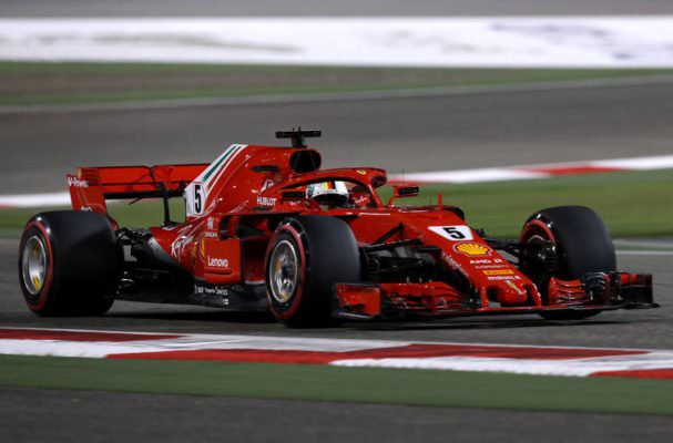 Capolavoro Ferrari in Bahrain: Vettel trionfa. Fuori Raikkonen e le Red Bull