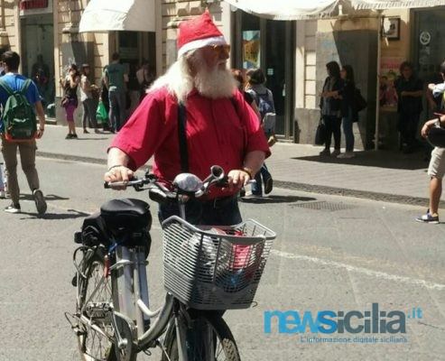 Catania in rosa, c’è anche Babbo Natale ma… “Che sport inutile!”. FOTO e VIDEO
