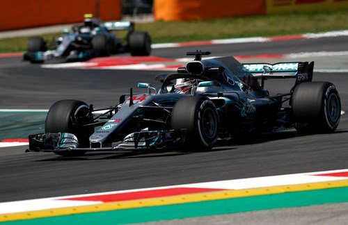 Formula 1, doppietta Mercedes e trionfo Hamilton in Spagna. Ferrari giù dal podio, paura al via