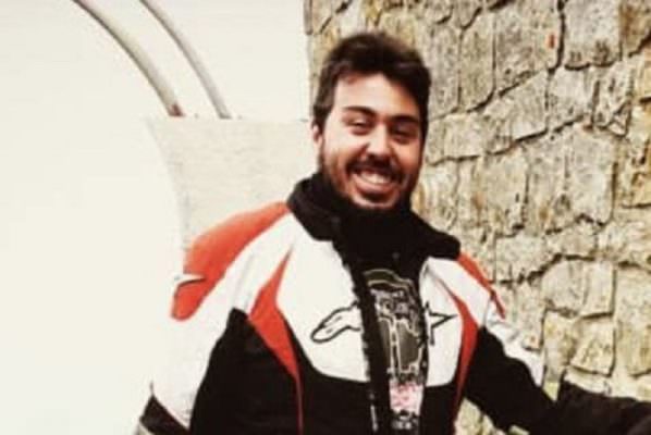 Lacrime, tristezza e un ricordo a rombo di moto: l’ultimo saluto ad Alessandro Salamone