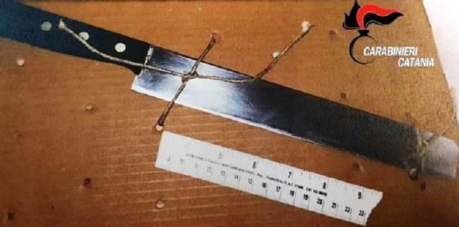 Maltratta moglie davanti le figlie minorenni: lo aggredisce violentemente con un grosso coltello