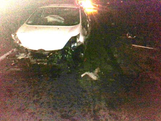 Incidente nella notte nel Catanese, conducente di un’auto si schianta contro un muro di cinta. LE FOTO