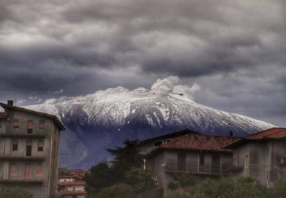 Mamma Etna ricoperta di neve a giugno, tra incanto e stupore ancora maltempo atteso per le prossime ore