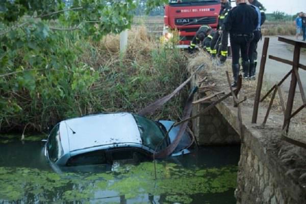 Tragedia all’alba, auto fuori strada: ferita la conducente, morta la passeggera di 20 anni