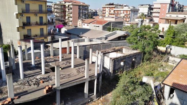 Bloccata ricostruzione di un edificio in stato di abbandono, protestano i residenti di via Curia