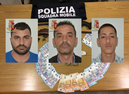 Cocaina nel gabinetto, marijuana e pistola nascosti in casa: inutile la fuga Cocaina nel gabinetto, marijuana e pistola nascosti in casa: inutile la fuga
