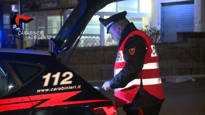 Tenta furto in vivaio, punta coltello contro carabinieri