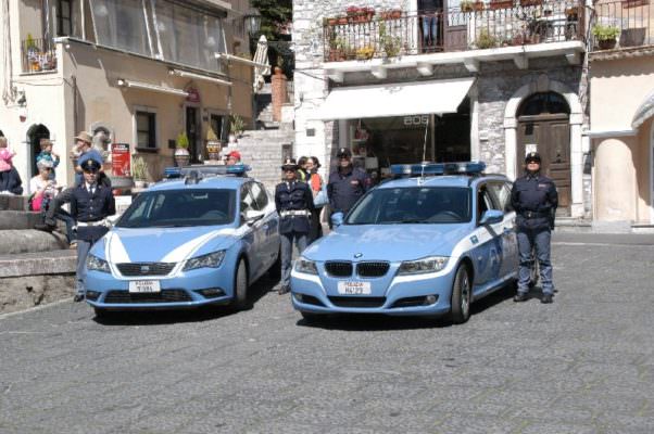 Taormina, “scippano” con violenza borsa a una ragazza: fuga breve