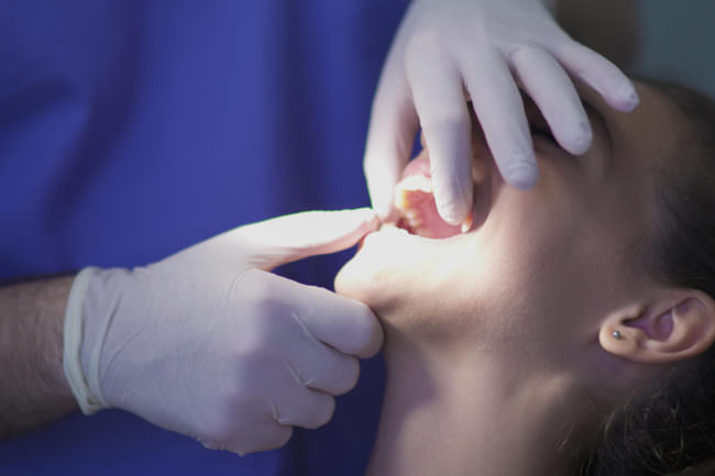 Faceva il dentista senza laurea e all’interno di un magazzino: la Guardia di Finanza lo scopre