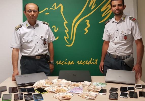 Cellulari, computer e 15mila euro di dubbia provenienza: fermata all’aeroporto di Catania