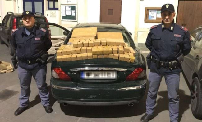 Corriere da 100 chili di hashish: viaggio in autostrada e la fuga al grido “Le guardie”