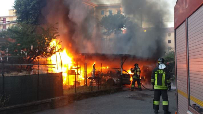 Acireale, violento incendio in un garage: auto in fiamme. VIDEO e FOTO