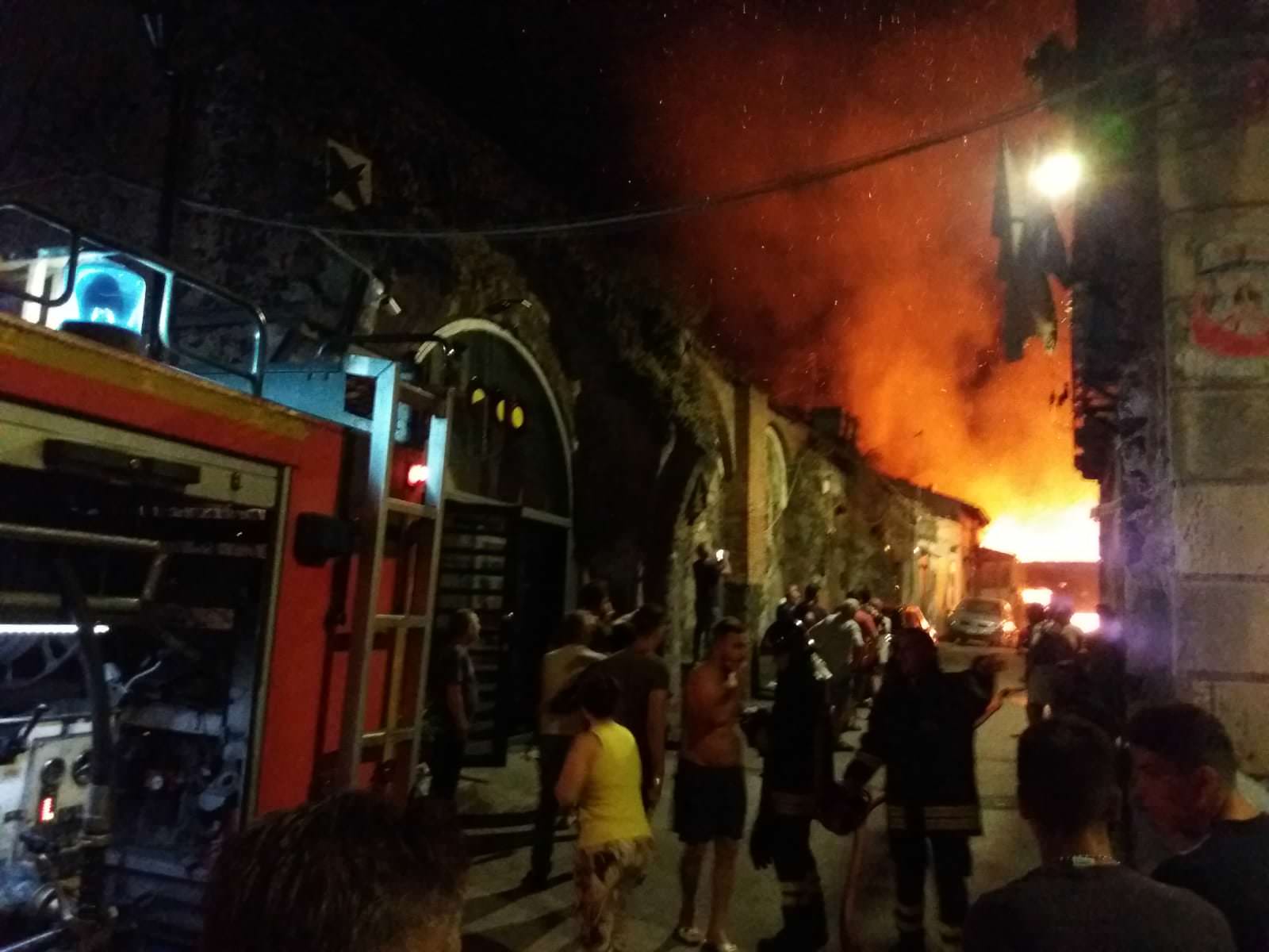 Incendio in via Fornai: falegnameria in fiamme, due abitazioni inagibili. FOTO e VIDEO