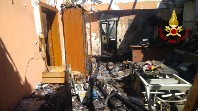 Via Fornai, fabbricava bare la falegnameria che ha preso fuoco: DETTAGLI e FOTO