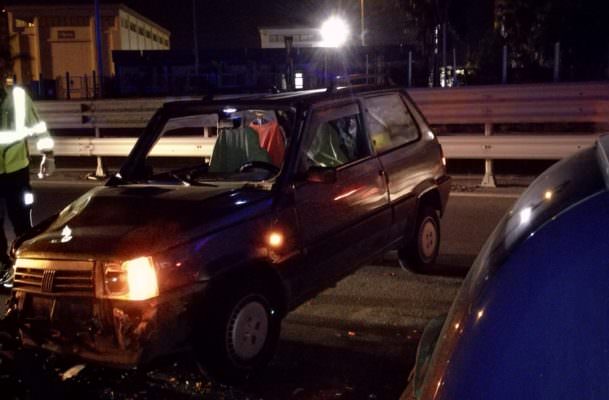 Scontro tra 2 auto sulla Catania-Paternò: mezzi distrutti e code