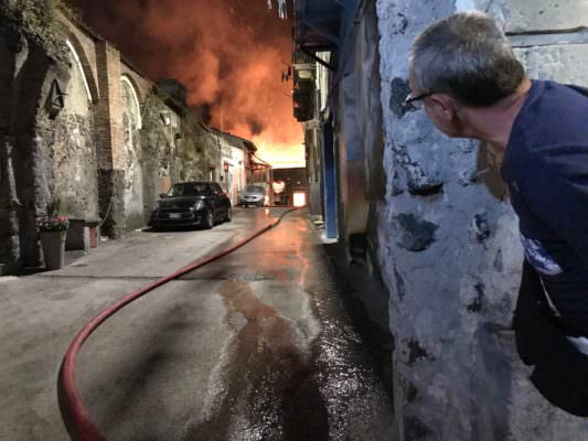 Paura a Catania, a fuoco falegnameria in zona via Plebiscito: coinvolte diverse abitazioni
