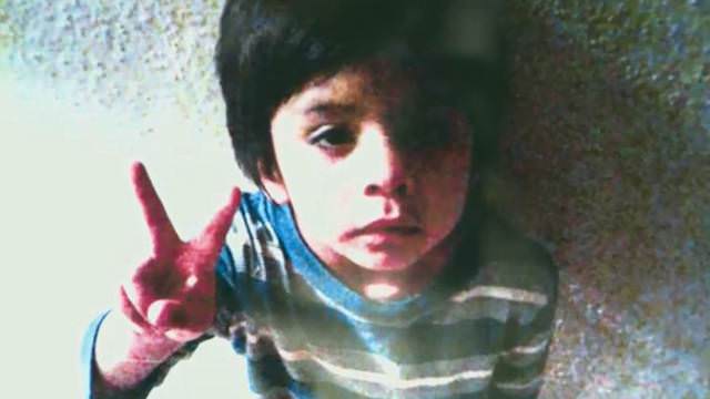 Bimbo di 4 anni sbatte la testa, madre lo lascia morire e lo getta in mare: arrestata
