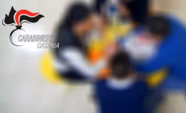 Baci d’onore in bocca e necrologi per tradimenti, i sottili legami del gruppo di Paternò: le INTERCETTAZIONI