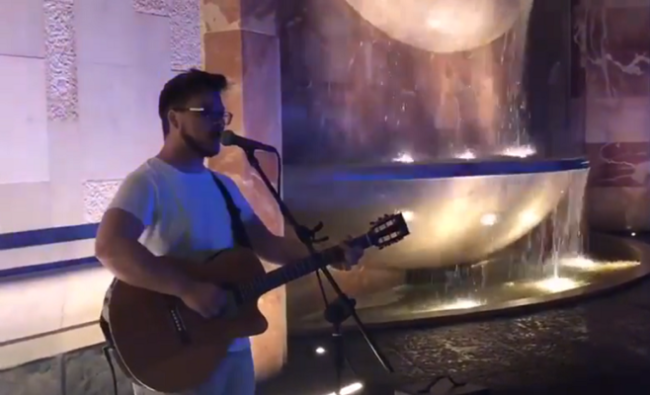 Suona alle due di notte nella fontana del Tondo Gioeni, Samuel Pietrasanta apprezzato e multato – VIDEO