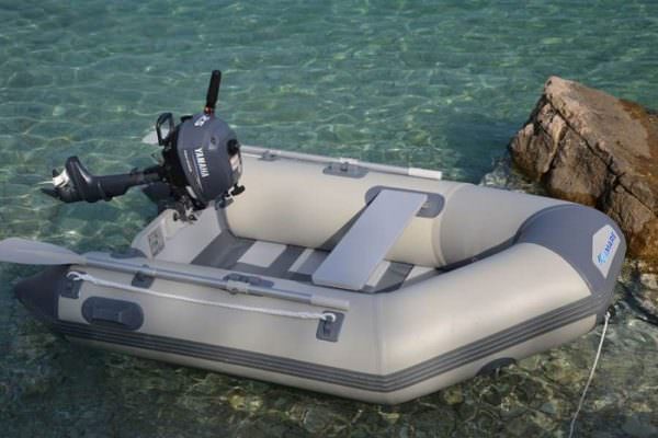 Paura in mare: tender finisce contro scogliera