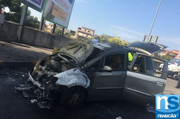 Catania, auto a fuoco alla circonvallazione: traffico in tilt e tanta paura – FOTO
