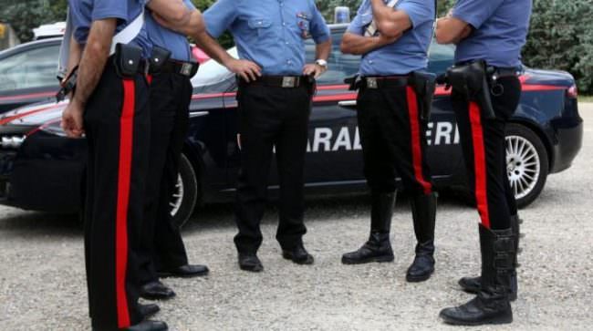 Litiga col padre e tenta suicidio dal balcone: giovane salvato dai carabinieri