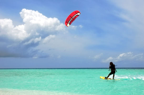 Tragedia in mare, 57enne muore mentre pratica kite surf: forse colpito da malore