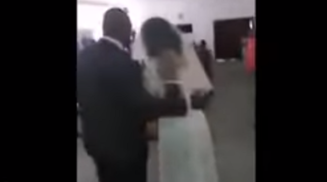 Lui, lei e l’altra: si presenta al matrimonio dell’amante in abito bianco, caos in chiesa – IL VIDEO