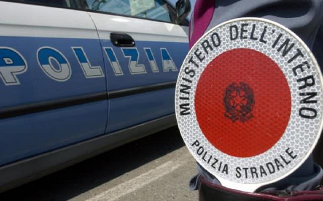 Rubano auto a Catania, agenti li inseguono e causano due incidenti: ferita una donna