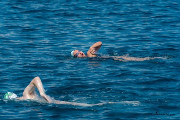 A nuoto in poco più di un’ora per 3 chilometri sullo Stretto: Cristina vince la sua sfida contro la sclerosi multipla