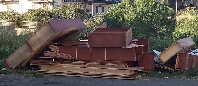 Quartieri nel degrado, strade abbandonate e microdiscariche in ogni dove – FOTO