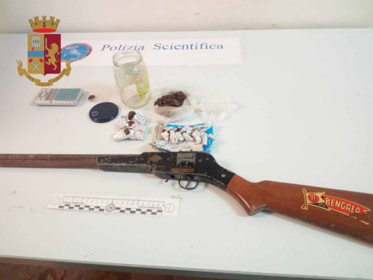 Nasconde marijuana, hashish e fucile in casa: ai domiciliari 54enne