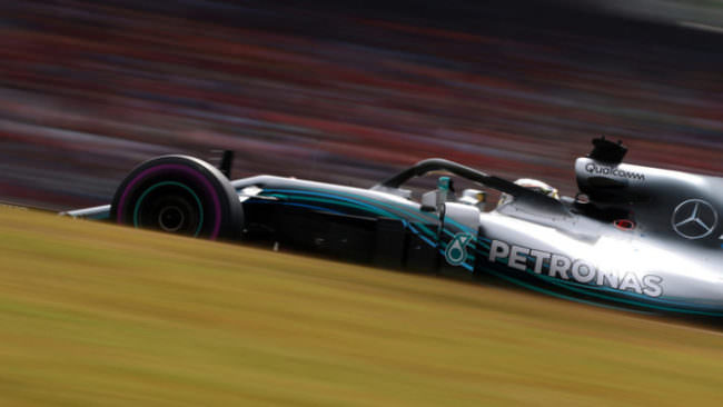 Formula 1, doppietta e capolavoro Mercedes: trionfa Hamilton, la pioggia mette al muro Vettel