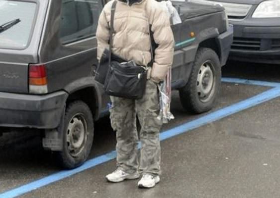 Quando il parcheggiatore abusivo “è di casa”: beccato dai carabinieri mentre chiedeva soldi a un uomo