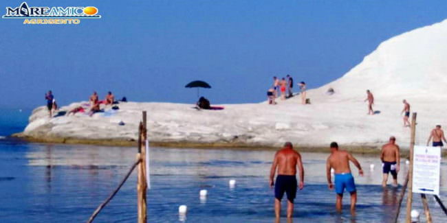 Ombrelloni alla Scala dei Turchi, la denuncia di MareAmico: “Pochi controlli, serve trattamento migliore”
