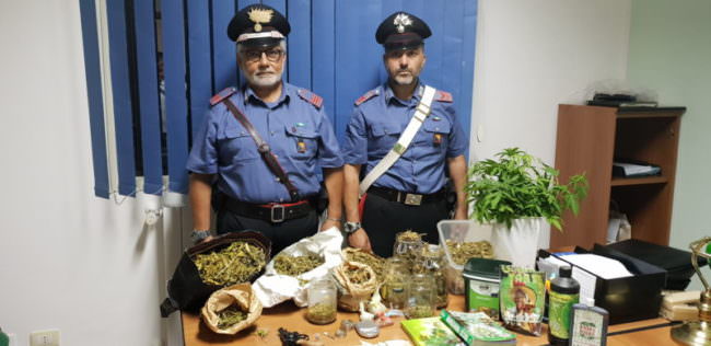 Oltre un chilo di droga e una serra per la coltivazione, casa della droga a Sant’Agata Li Battiati: un arresto