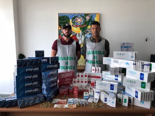 Sigarette di contrabbando al mercato, Finanza ne sequestra 45 kg: in manette due uomini