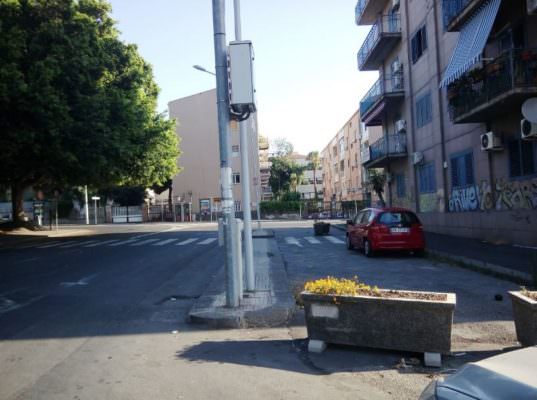 Ingorghi in piazza Abramo Lincoln. “Necessario allargare la strada”