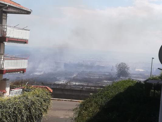 Paura a Gravina di Catania: incendio minaccia abitazioni