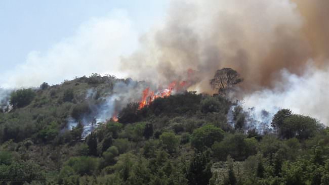 Grave incendio a Viagrande: canadair in azione