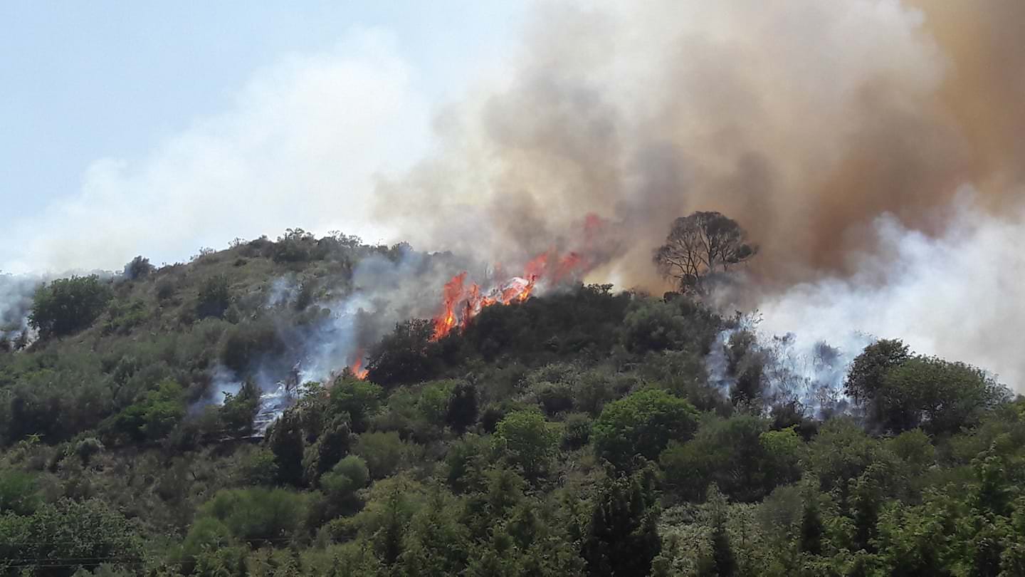 Grave incendio a Viagrande: canadair in azione