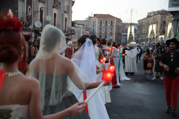 Nel cuore della fiera di Catania una sfilata di moda per omaggiare la Madonna del Carmelo