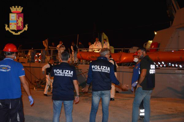 Sbarco migranti a Pozzallo, arrestato l’intero equipaggio di scafisti