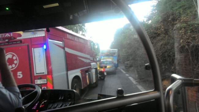 Auto distrutta e traffico in tilt: incidente in via Galermo