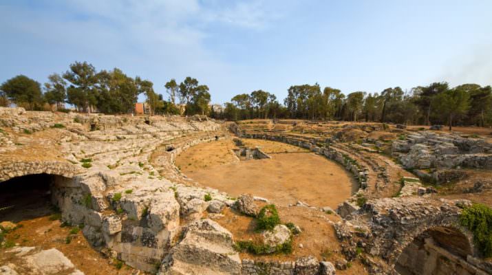 Fiamme e paura per la Neapolis di Siracusa: ancora un incendio rischia di bruciare il parco archeologico